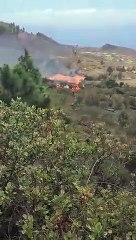 La lava avanza hacia viviendas en la zona de Tacande, en La Palma