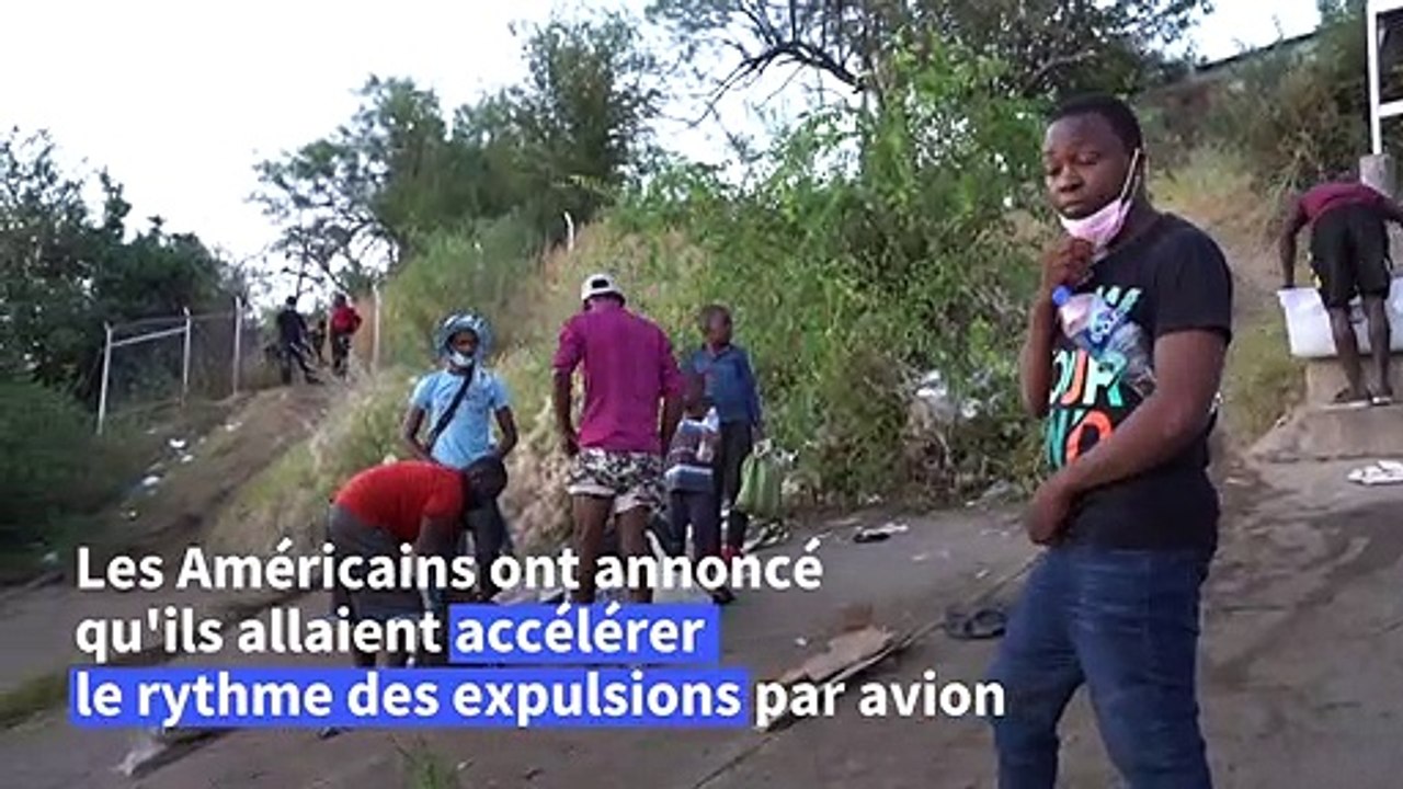 Des migrants traversent le Rio Grande depuis le Mexique vers la frontière américaine