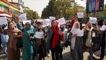 Una protesta de mujeres reclama su derecho a la educación y al empleo en Afganistán
