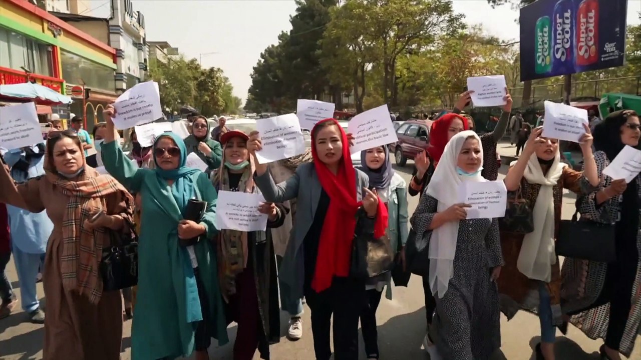 Mulheres afegãs reclamam direitos aos talibãs
