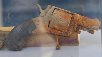 Pêche à l’aimant : revolvers, coffre-fort, baïonnette... les trésors de Raf, 11 ans, exposés à Paris