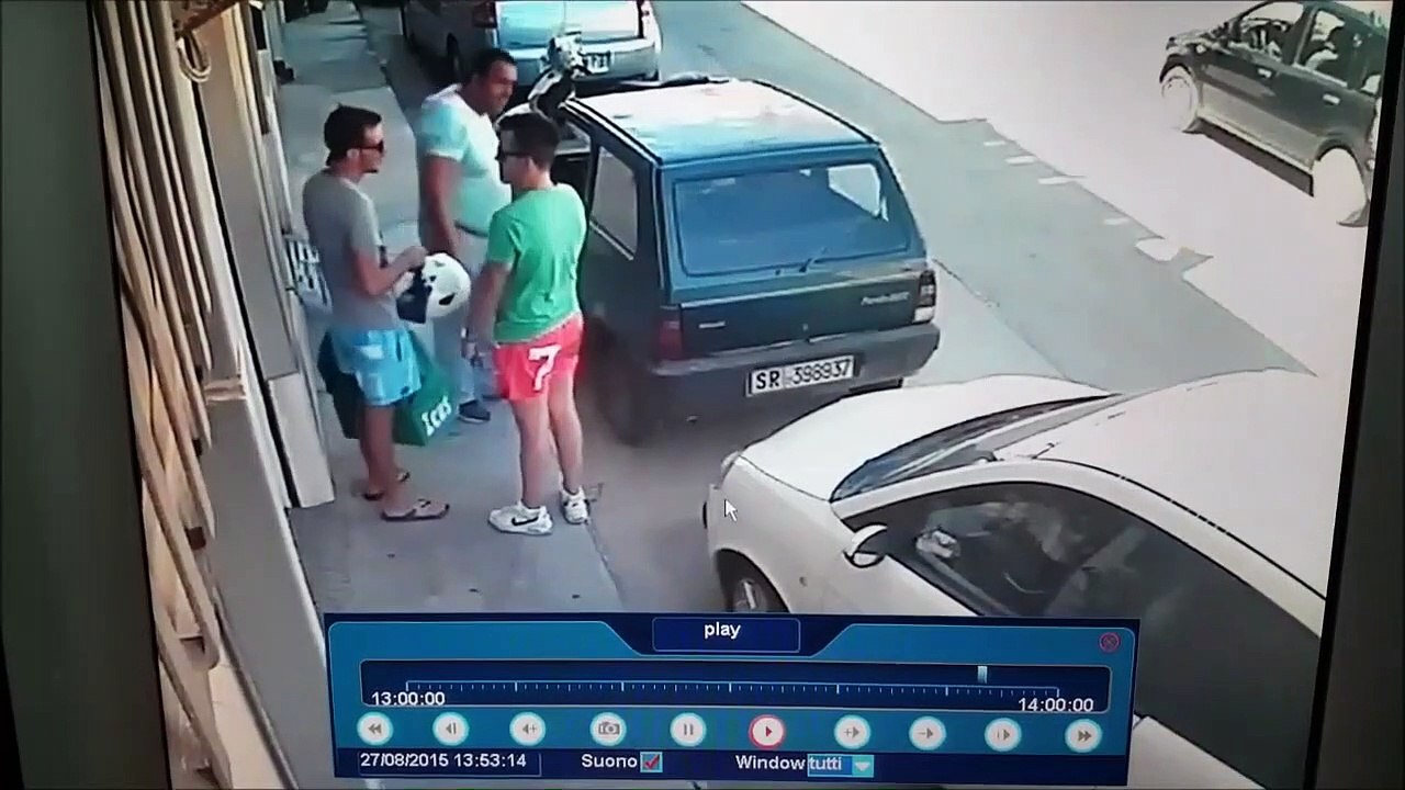Il sort sa voiture de sa place de parking d'une façon géniale