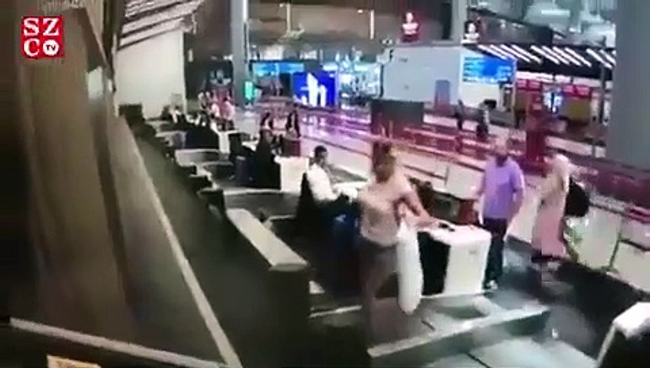 Elle grimpe sur le tapis  pour bagages pour embarquer dans l'avion... Débile