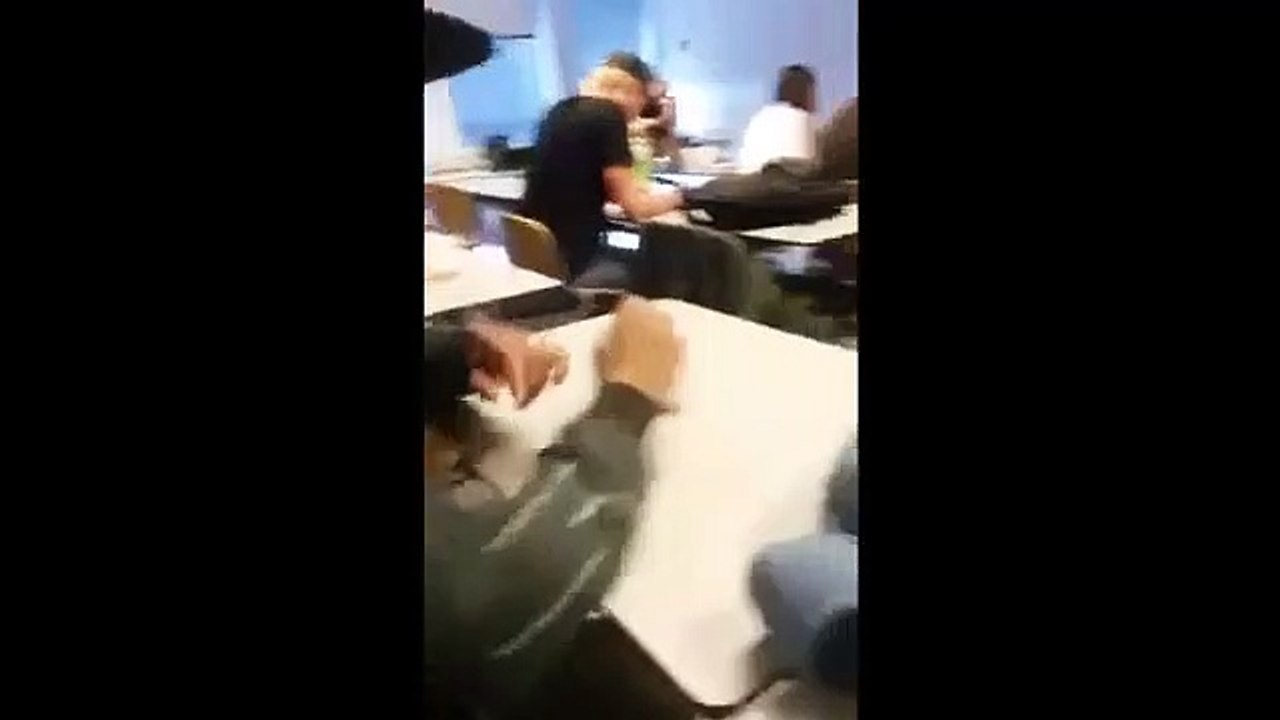 Ce prof réveille un élève d'une façon un peu extrême
