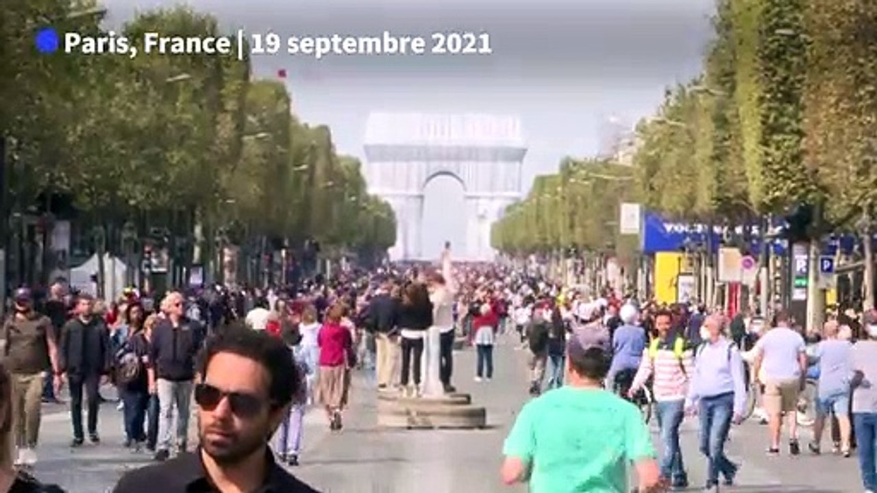 A Paris, foule de piétons sur les Champs-Élysées pour la journée "sans voiture"