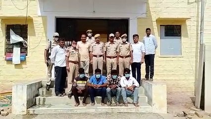 फायरिंग कर सोलर की 48 प्लेटें लूटी, चार गिरफ्तार