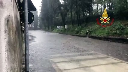 I vigili del fuoco controllano nelle vetture semi sommerse nel varesotto - 19 settembre 2021