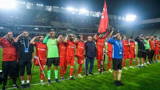 Avrupa şampiyonu Ampute Futbol Milli Takımı'na siyasilerden tebrik mesajı yağıyor
