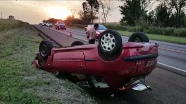 Peugeot com quatro ocupantes capota na BR-277, entre Cascavel e Santa Tereza do Oeste