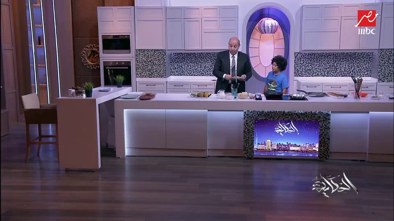 أصغر شيف في مصر يكشف سر البيتزا.. وعمرو أديب: يا عيني عليك يا حبيب والديك