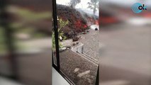 La lava destroza las viviendas que se encuentra en su camino hacía la costqa