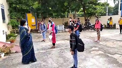 मास्क लगाकर स्कूल पहुंचे  बच्चे