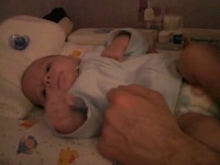 enzo ptite couche avec papa