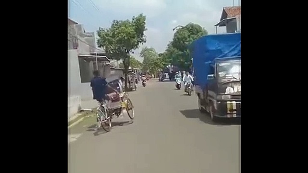 Üç Tekerlekli Bisiklet ile Yolda Şov Yapan Adam