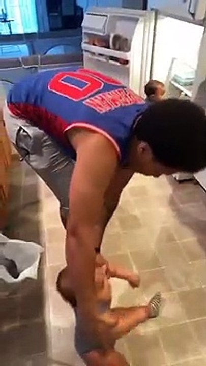 Üçüz Bebeklerini Buzdolabından Uzak Tutmak İçin Çabalayan Anne