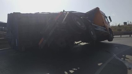 Pendik'te virajı alamayan kamyon, bariyerlerin üzerine devrildi