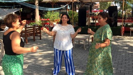 Boşanmasını "Erik Dalı" oynayarak kutladı