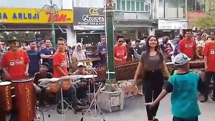 Asik banget!!! LUNGSET - Goyang bareng Sicantik Intan ( angklung malioboro )