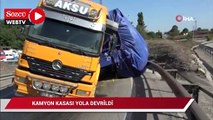 Tuzla’da kamyonun kasası yola devrildi, kupası askıda kaldı