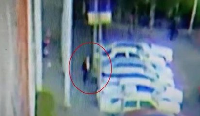 BAYRAMPASA VE BAGCILAR'DA OTOMOBILLERDEN HIRSIZLIK YAPAN SUPHELILER KAMERADA