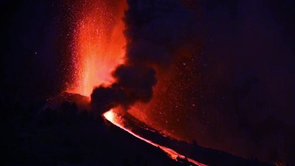 El volcán tiene siete bocas eruptivas y la lava no avanza de forma rápida