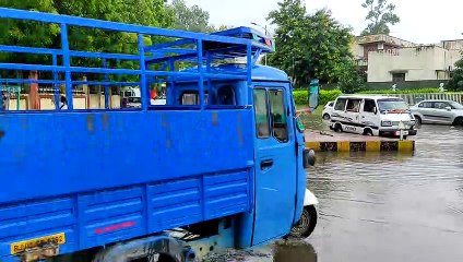 Heavy Rain: शहर में जमकर बरसात, सड़कों पर उफना पानी