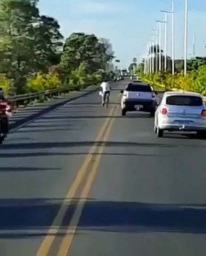 Un cycliste ivre provoque la chute de trois motards et s'en sort lui indemne (Brésil)