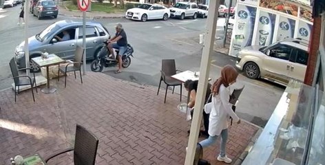 Yere düşürülen cüzdanı, kendi cüzdanıymış gibi böyle aldı