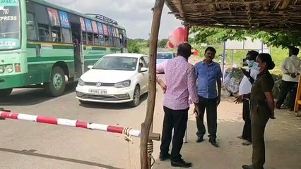 உங்க குடும்பமே நாசமா போகும்.. போலீசுக்கு நடுரோட்டில் உருண்டபடி சாபமிட்ட சாமியார்..ஷாக்