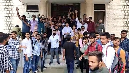 छात्रों का प्रदर्शन,यूजी, पीजी में 20 फीसदी सीटें बढ़ाए जाने की मांग
