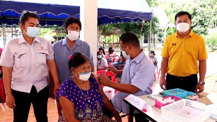 รพ.พิจิตรสัญจรฉีดวัคซีนจัดโปรโมชั่นผู้สูงอายุมา 1 ผู้ดูแลหรือลูกหลานได้อีก 1 เข็ม