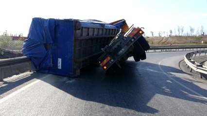 Tuzla'da kamyonun kasası yola devrildi, kupası askıda kaldı
