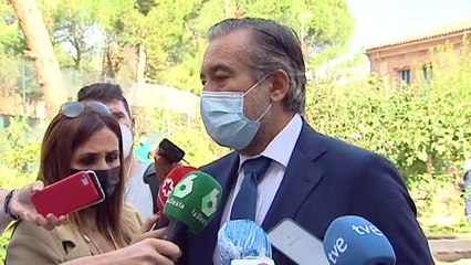 Enrique López condena los "eslóganes odiosos" en el barrio madrileño de Chueca