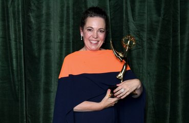Olivia Colman dedica su premio Emmy a su malogrado padre, víctima del coronavirus