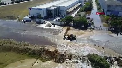 Sultanbeyli'de boru patladı: Cadde ve fabrika bahçesi göle döndü