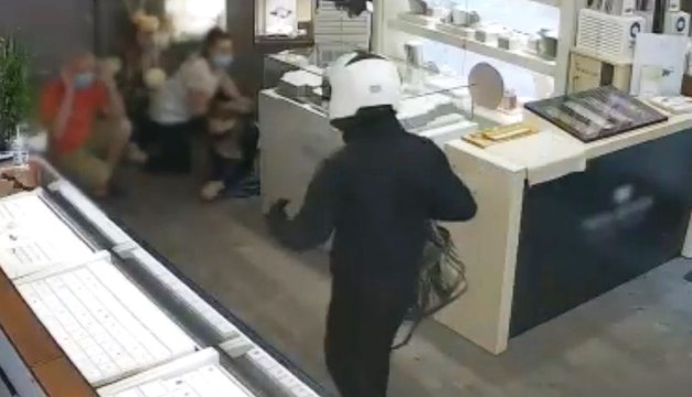 Saronno (VA) - Rapinano gioielleria: arrestati due giovani (20.09.21)