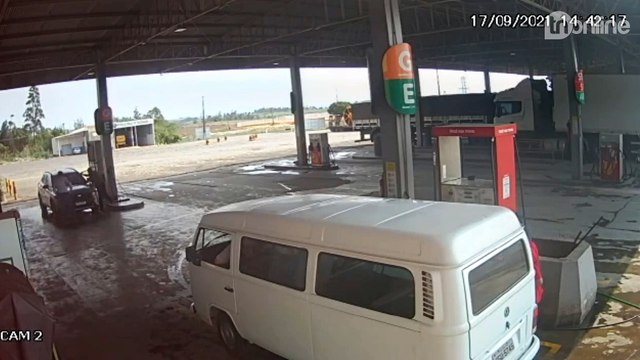 Kombi pega fogo em posto de combustíveis no norte do Paraná