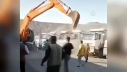 Kepçeyle kamyonları böyle parçaladı