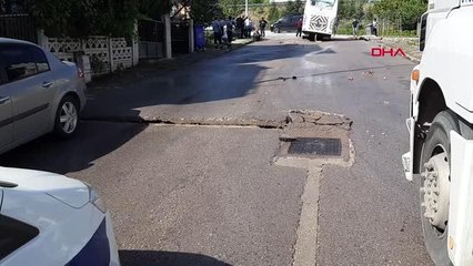 MİNİBÜS PATLAYAN SU BORUSUNUN OLUŞTURDUĞU ÇUKURA GİRDİ