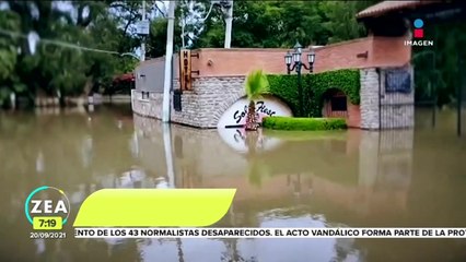 Se inunda Tequisquiapan; habitantes sacan sus pertenencias en lanchas