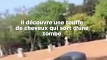 Un homme aperçoit une touffe de cheveux qui s'échappe d'une tombe