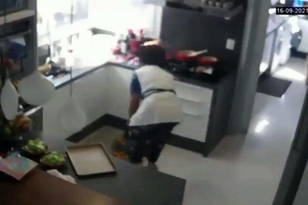 Une femme sent quelque chose qui brule dans la cuisine mais n'arrive pas à savoir quoi !