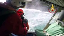 Elisoccorritori in azione per un ragazzo in difficoltà in mare: spettacolare salvataggio a Camogli - VIDEO