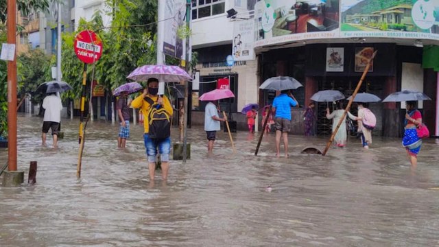 Heavy rains streets and airport waterlogged in Kolkata