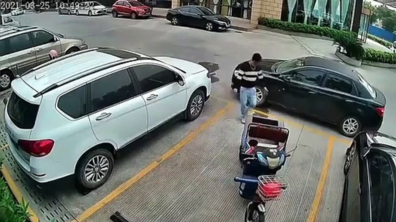 Tricycle vs Trois voitures
