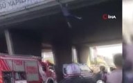 Küçükçekmece'de köprüden otoyola atlayan adam ağır yaralandı