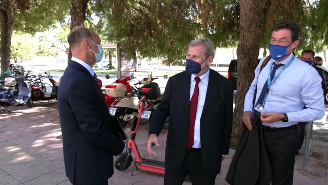 El comisario europeo Johannes Hahn conoce el proyecto para la nueva sede del JRC en la Cartuja