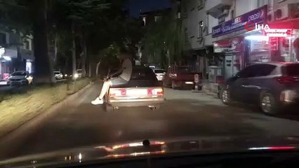 Elazığ'da bir kişi otomobilin üzerinde yolculuk yaptı