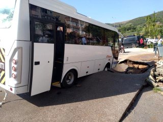 İçme suyu borusu patladı, sokaklar su altında kaldı