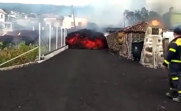 Vídeo: lava do vulcão Cumbre Vieja avança pelas Ilhas Canárias